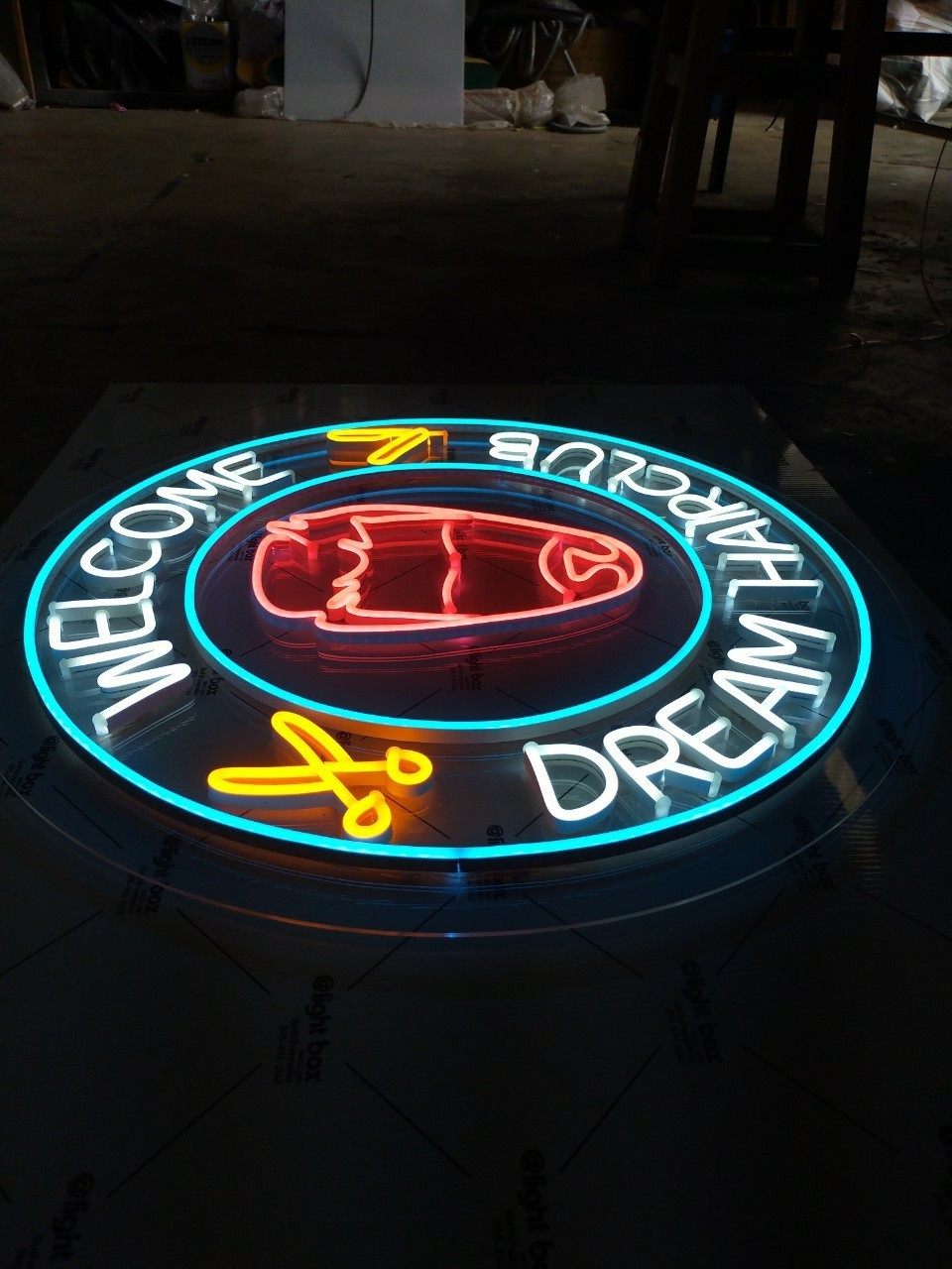 ป้ายไฟนีออน LED อะคริลิคใสรองหลัง