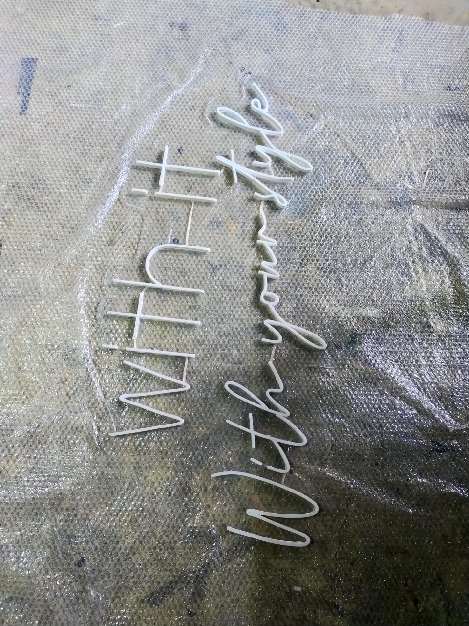 ป้ายไฟนีออน LED อะคริลิคใสรองหลัง