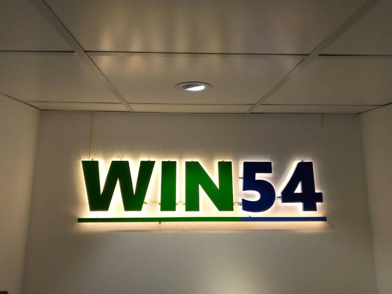 ป้ายไฟออกหลัง WIN54