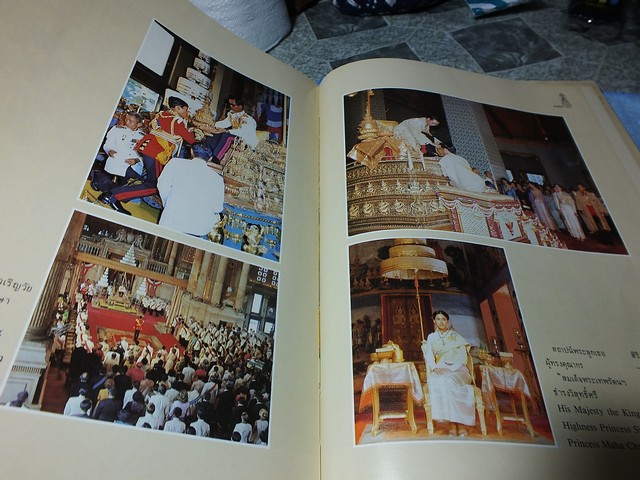 พระร่มเกล้าของชาวไทย โดย พิชัย รัตตกุล เเละ คณะกรรมการเอกลักษณ์ของชาติ ปกแข็ง 200 หน้า ปี 2530