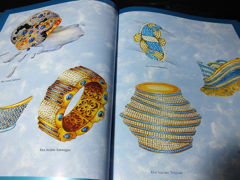 Jew Fest Catalogue 2 โดย สมาคมผู้ค้าอัญมณีไทยเเละเครื่องประดับ (TGJTA) ปกแข็ง 240 หน้า ปี 1995