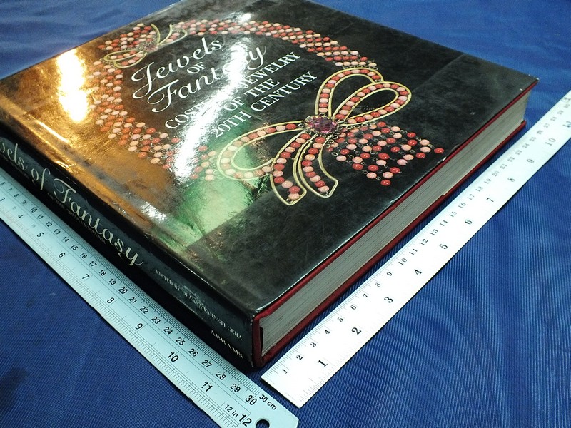 Jewels of fantasy . costume jewelry of the 20th century ปกแข็ง 408 หน้า ปี 1992