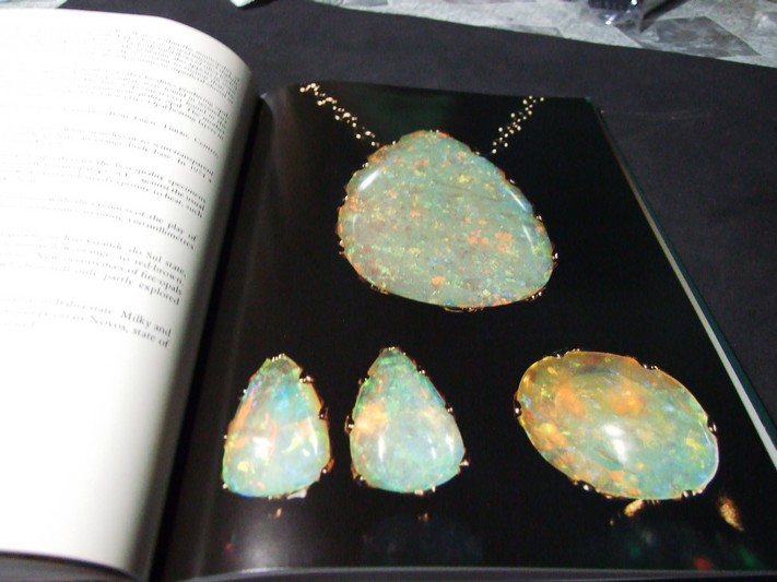 brazil Paradise of gemstones ปกแข็ง หนา 135 หน้า พิมพ์ ปี 1982