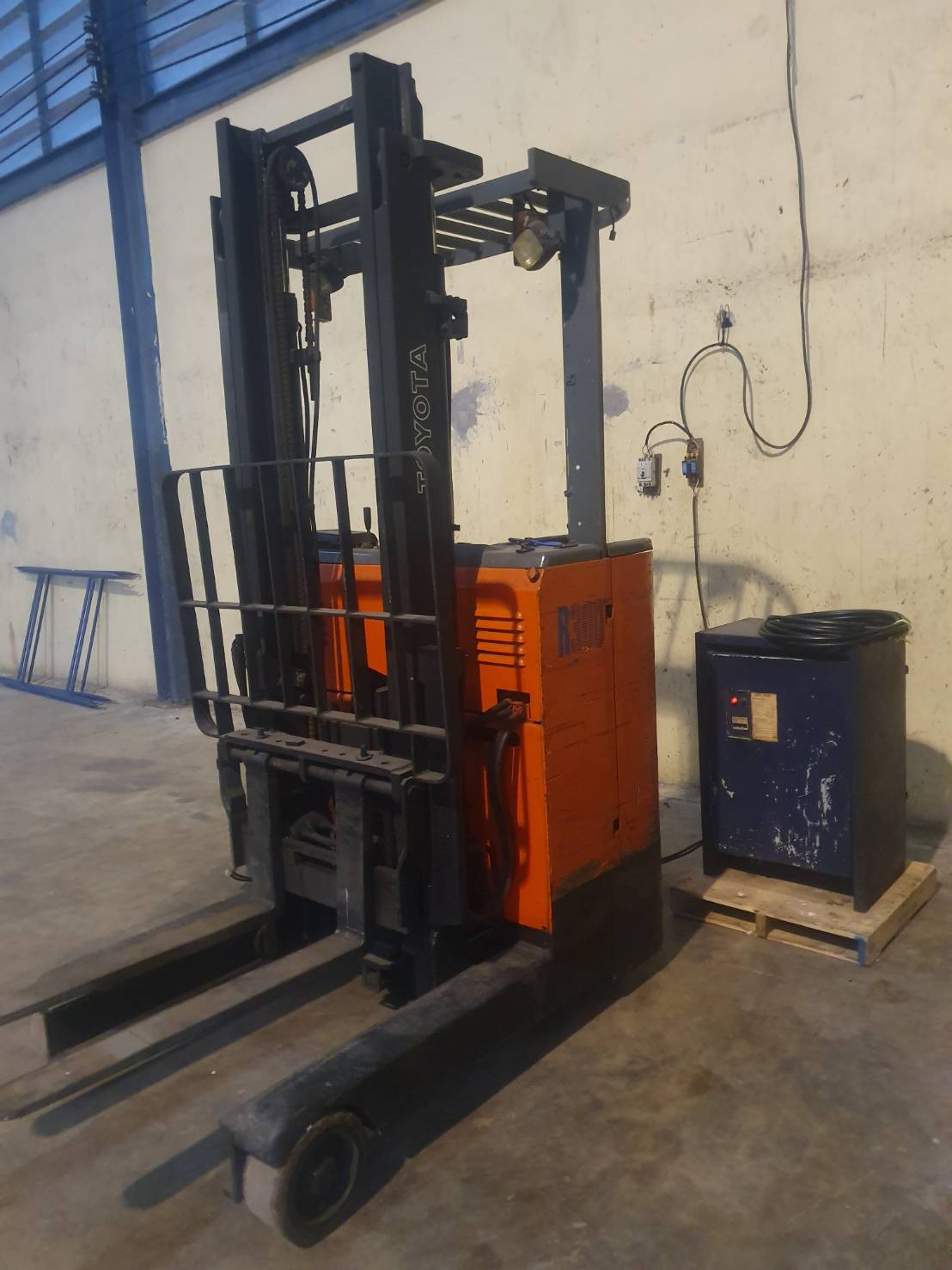รถยกไฟฟ้า ยืนขับ ยี่ห้อ Toyota รุ่น R300 3เมตร มือสอง