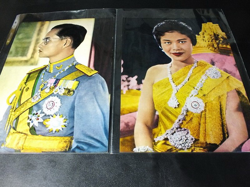 ภาพพิมพ์เก่า ในหลวง ร.9 เเละ พระราชินี ขนาด 18x25.5 ซม