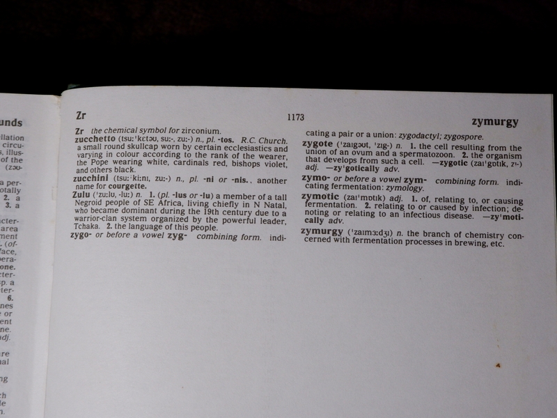 the angus & robertson dictionary and thesaurus in one volume