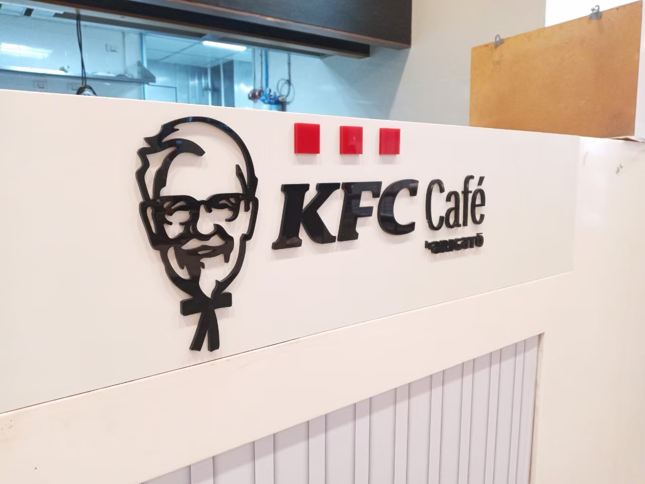 งานตกแต่งป้ายและสติ๊กเกอร์ร้านไก่ KFC