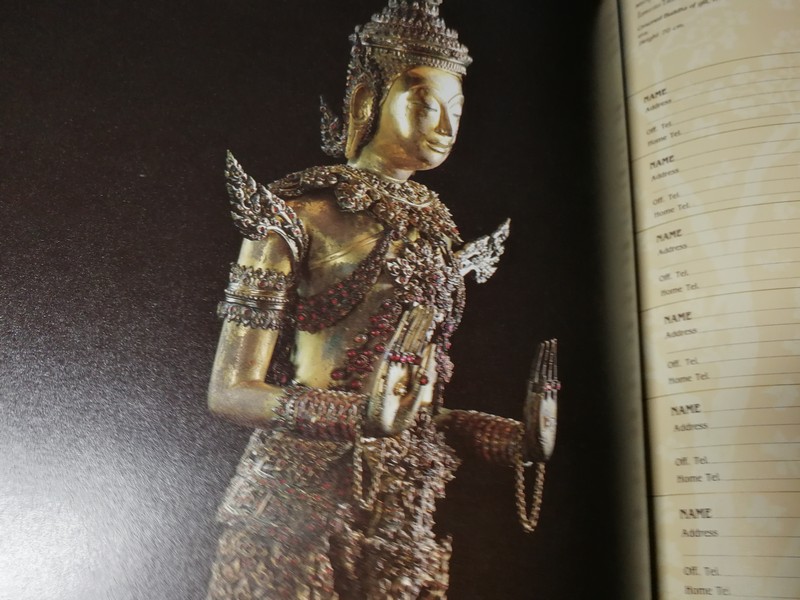ศิลปะวัตถุ ปกเเข็งลายทอง มีรูปภาพสี 62 หน้า (เป็นสมุดบุนทึกโทรศัพท์) ปี 2529