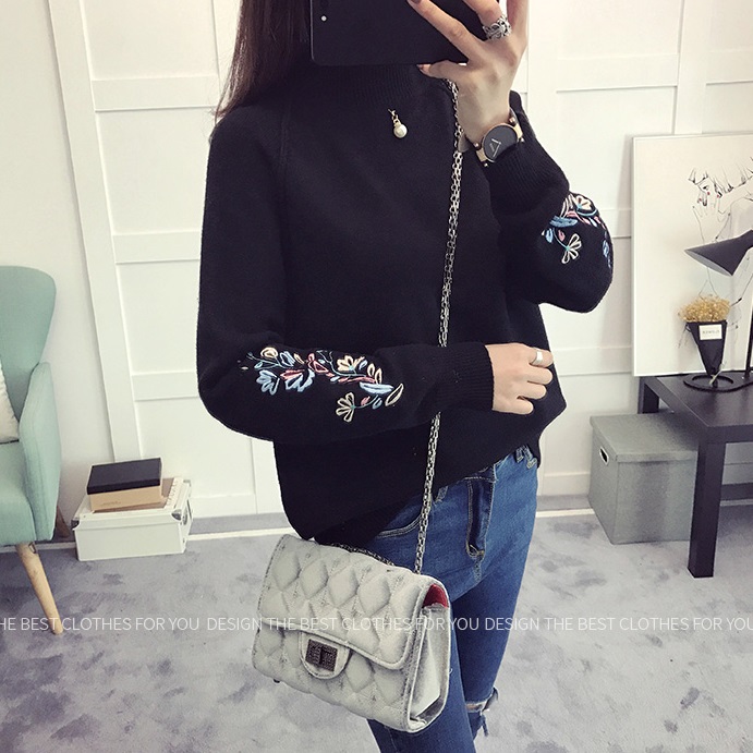 พร้อมส่ง - เสื้อไหมพรมแขนยาวมีลายปักที่แขนเสื้อน่ารักๆ ST751 (สีดำ)