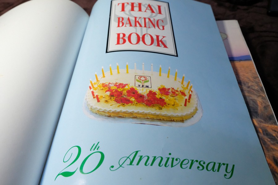 ตำราทำขนม จากเเป้งสาลีไทย โดย บ.อุสาหกรรมเเป้งข้าวสาลีไทย ปกเเข็ง 172 หน้า