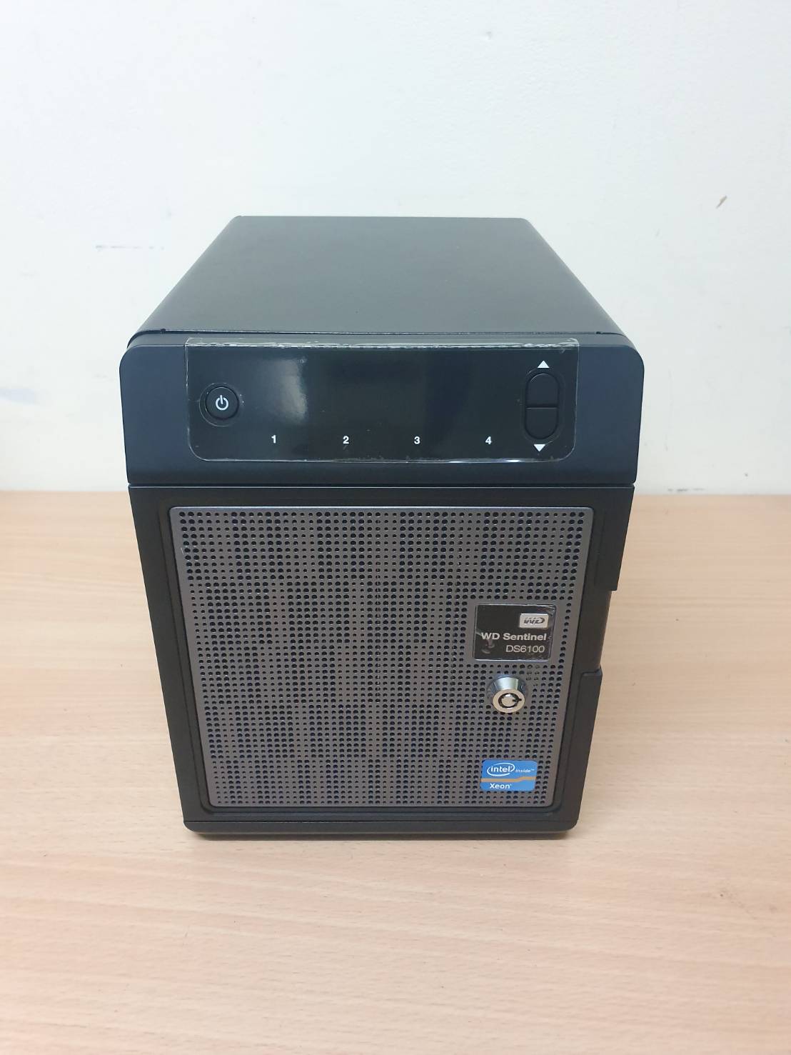 เซิร์ฟเวอร์จัดเก็บข้อมูลขนาดกะทัดรัดพิเศษของ WD WD Sentinel รุ่น DS6100มือสอง