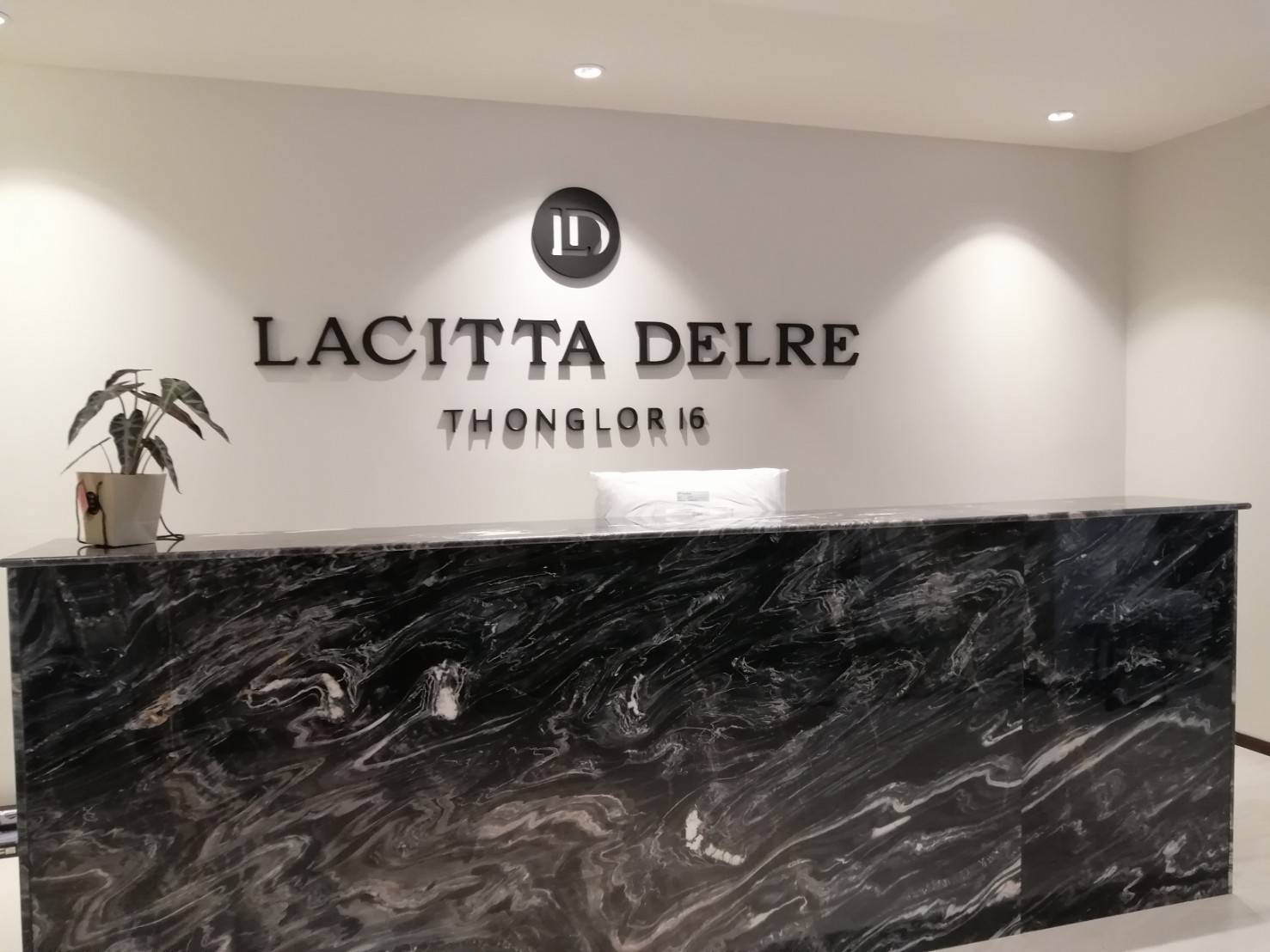 ป้าย อักษรซิงค์ พ่นสีดำ LACITTA DELRE THONGLOR 16