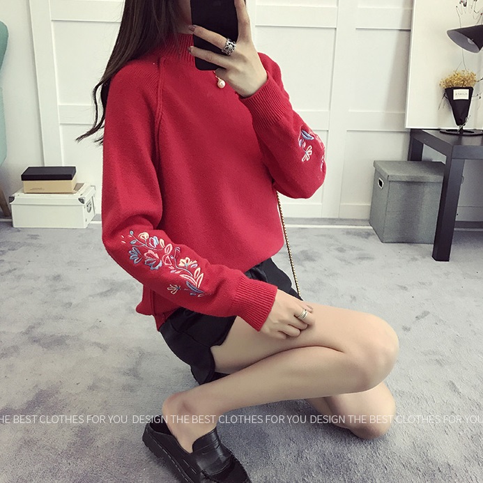 พร้อมส่ง - เสื้อไหมพรมแขนยาวมีลายปักที่แขนเสื้อน่ารักๆ ST752 (สีแดง)