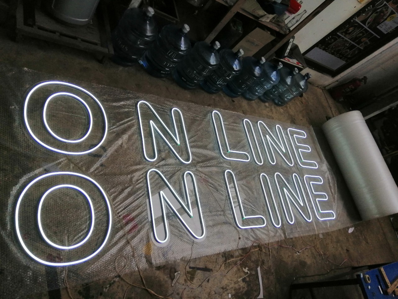 ไฟนีออน เฟค