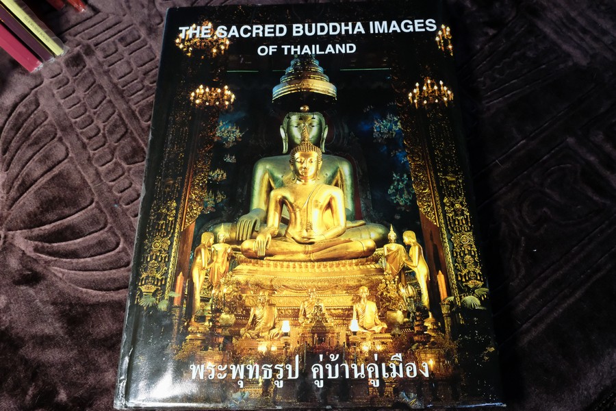 THE SACRED BUDDHA IMAGES OF THAILAND by WARANUN CHUTCHAWANTIPAKORN ปกแข็ง ปี 2547