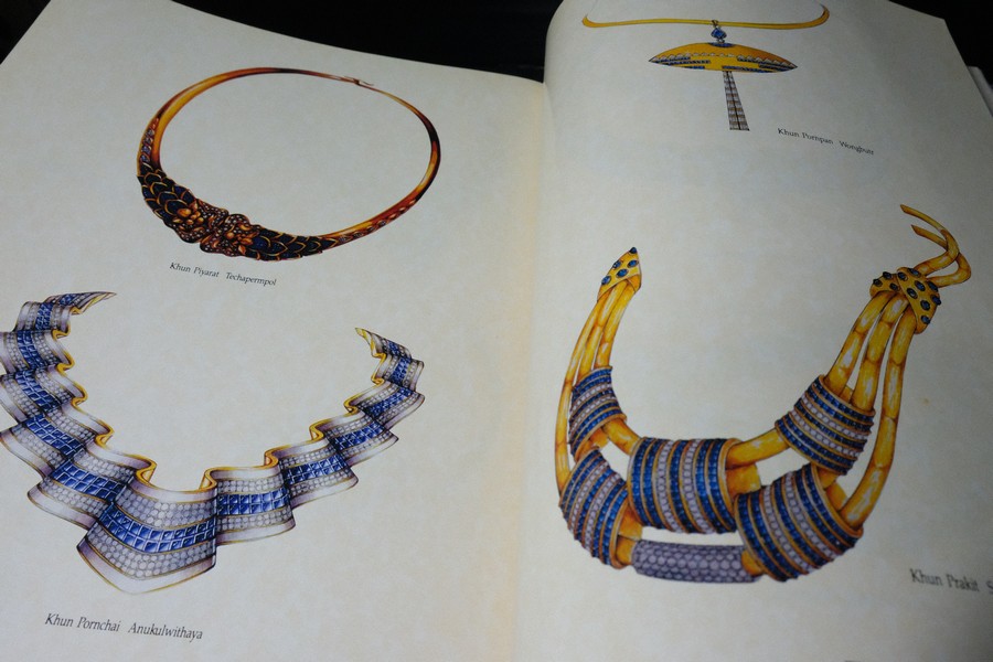 Jew Fest Catalogue 3 โดย สมาคมผู้ค้าอัญมณีไทยเเละเครื่องประดับ (TGJTA) ปกแข็ง 200 หน้า ปี 1996