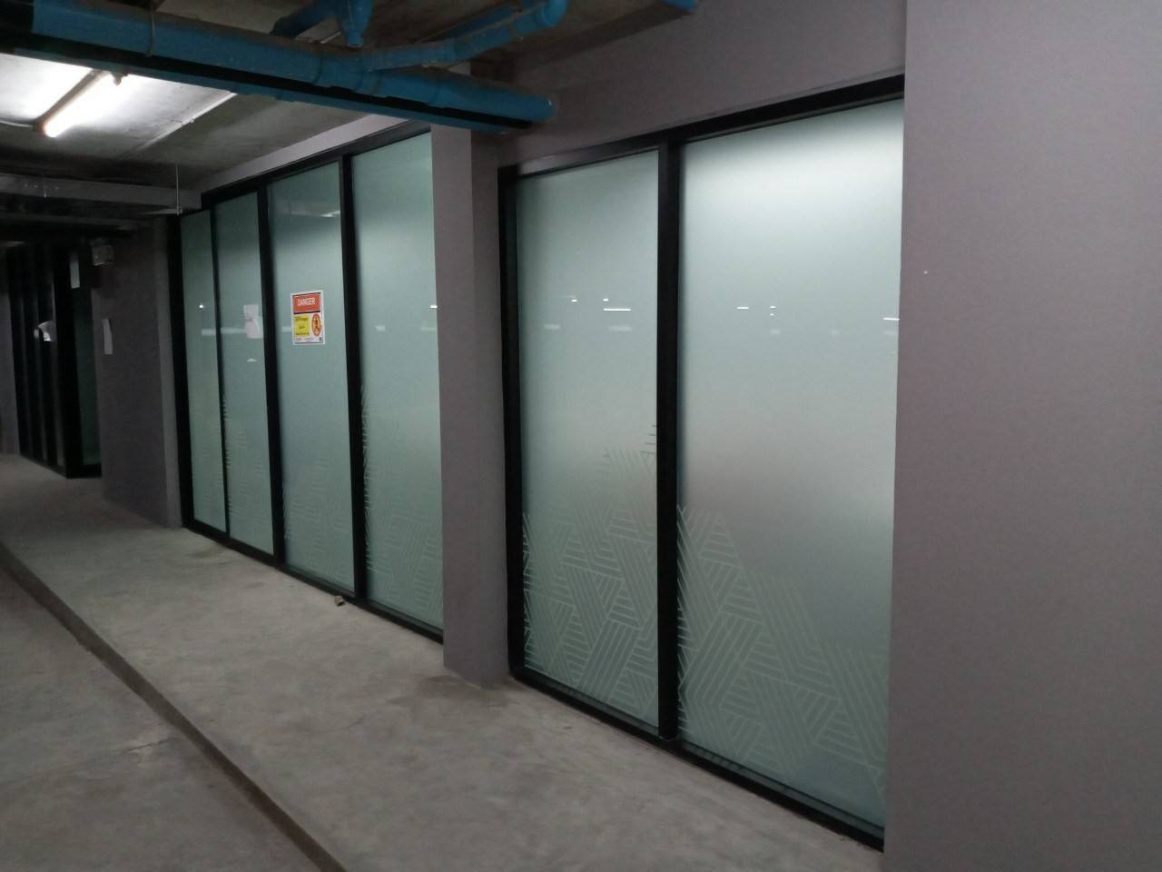 รับงานติดสติกเกอร์ฝ้าทุกชนิด #ฝ้าติดกระจกสำนักงาน