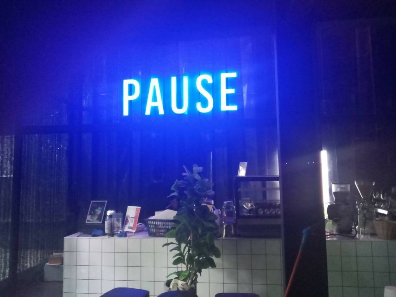 งานป้ายกล่องไฟตัวอักษร PAUSE