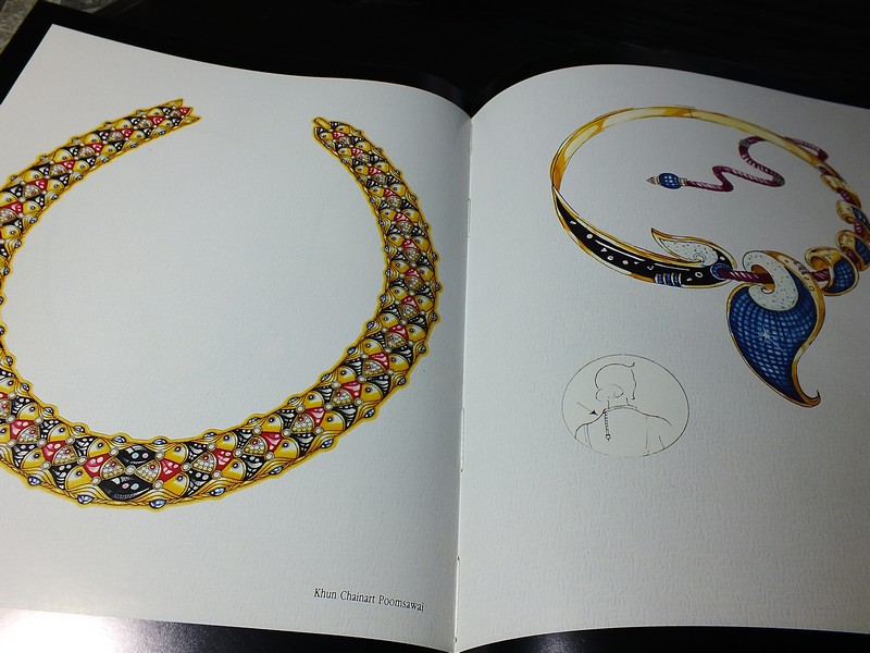 Jew Fest Catalogue 1 โดย สมาคมผู้ค้าอัญมณีไทยเเละเครื่องประดับ (TGJTA) ปกแข็ง 150 หน้า ปี 1993