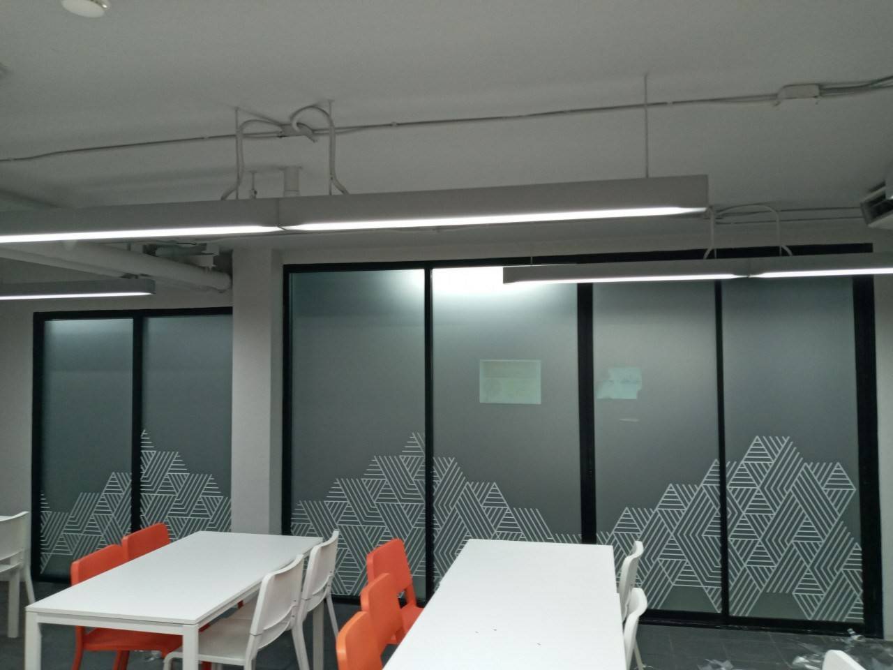 รับงานติดสติกเกอร์ฝ้าทุกชนิด #ฝ้าติดกระจกสำนักงาน