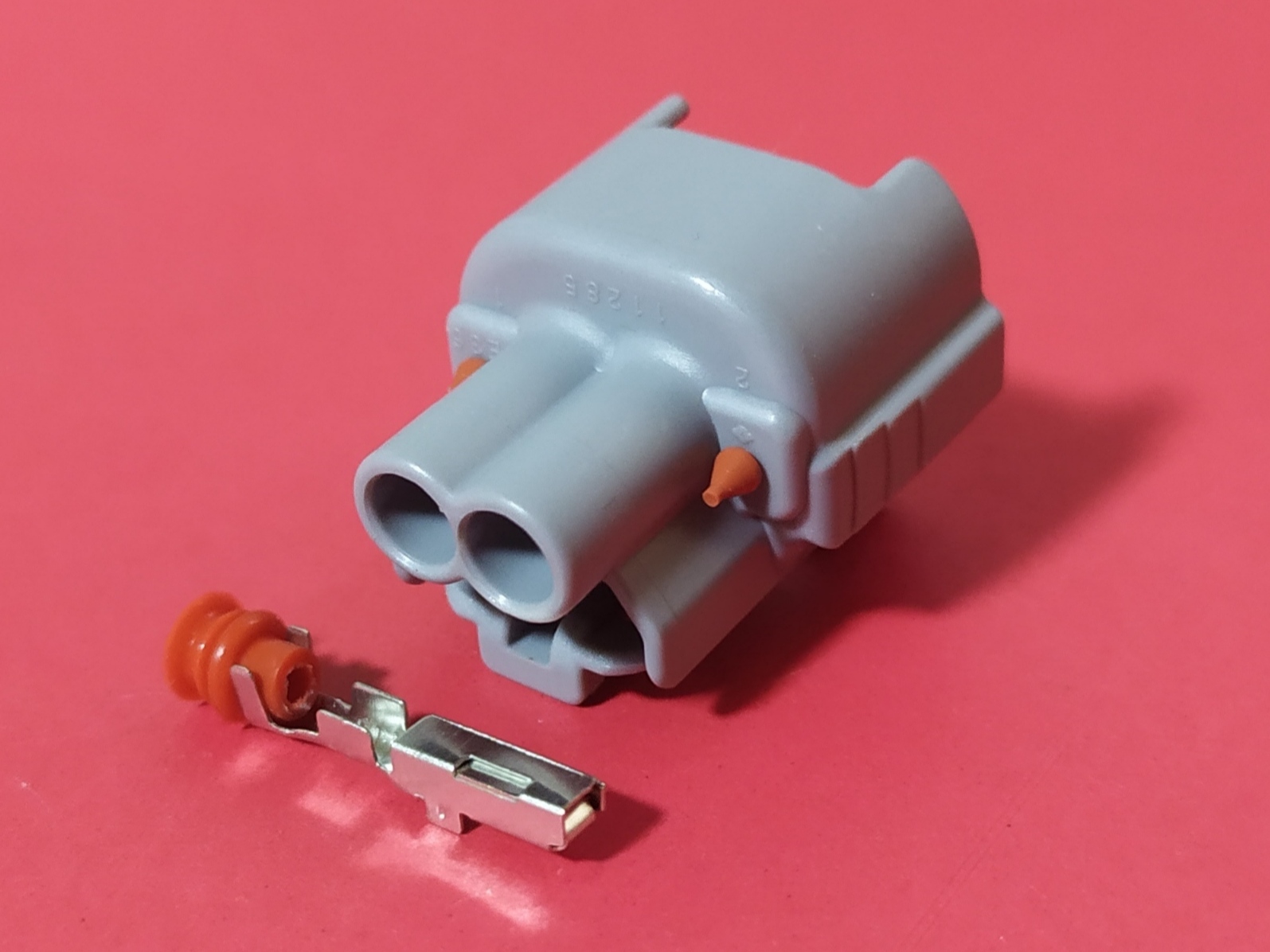 2 พิน เทา หัวฉีด Toyota, Isuzu, หรือ วาวล์ควบคุมเชื้อเพลิง #0670