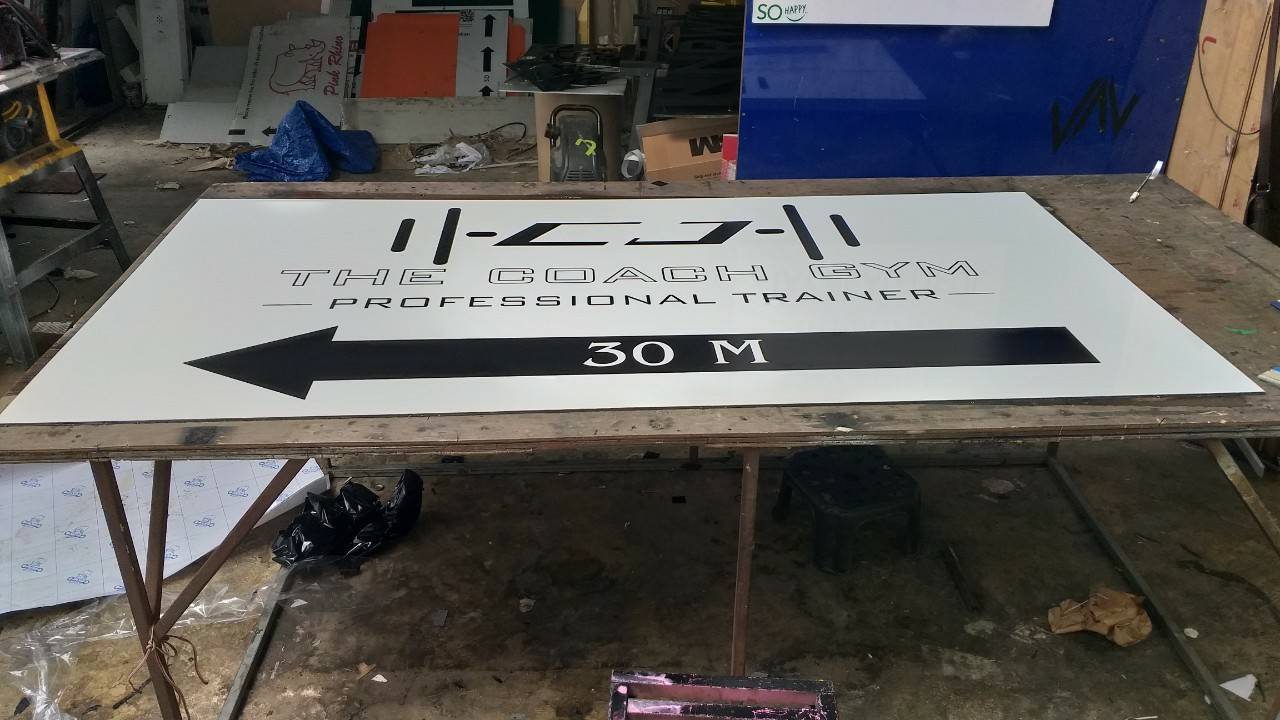 ป้ายอะคริลิคสีขาว ติดสติ๊กเกอร์ไดคัทสีดำ