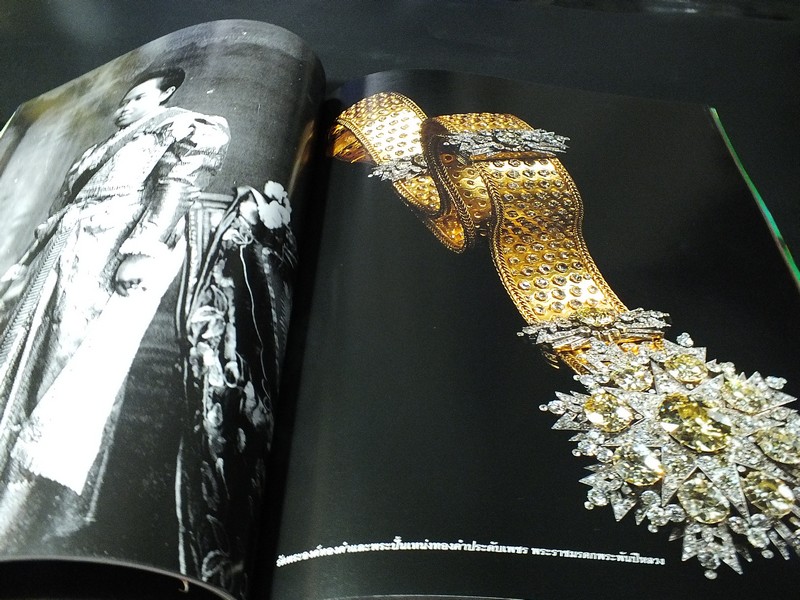 LIPS ฉบับเครื่องประดับในสมเด็จพระเจ้าภคินีเธอ เจ้าฟ้าเพชรรัตนราชสุดา สิริโสภาพัณณวดี พิมพ์ปี 2548 (Pre-Order สอบถาม)