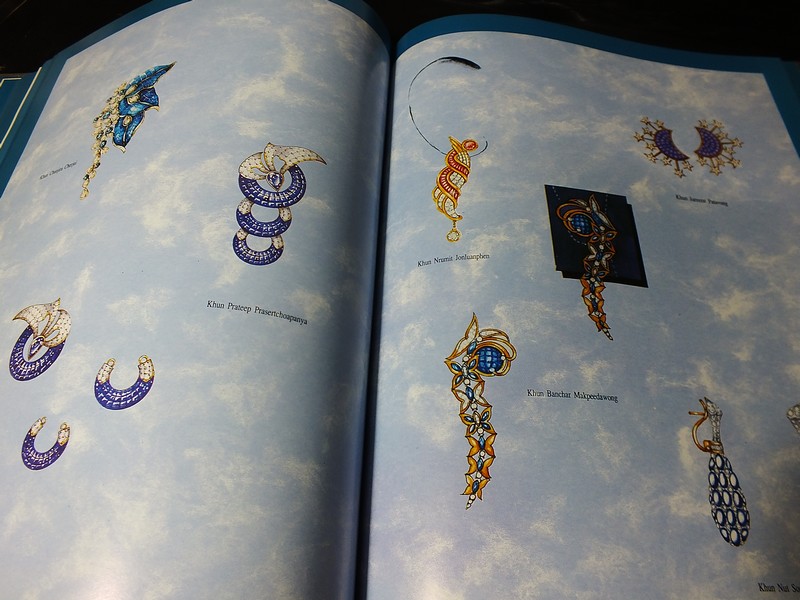 Jew Fest Catalogue 2 โดย สมาคมผู้ค้าอัญมณีไทยเเละเครื่องประดับ (TGJTA) ปกแข็ง 240 หน้า ปี 1995