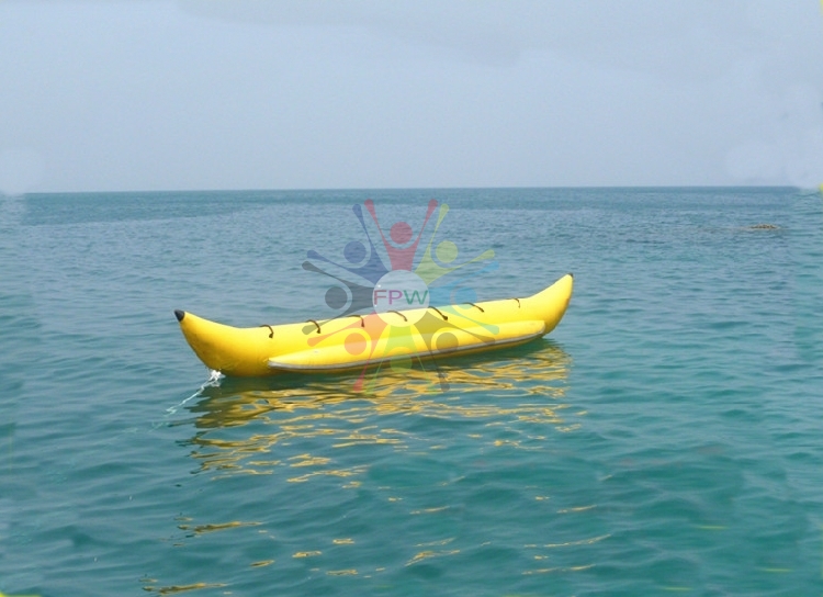 รายละเอียดเรือกล้วย Banana Boat 7 ที่นั่ง ( FunParkworldthaland ) จำหนวนผู้เล่น 4 ที่นั่ง วัสดุ: 0.9mm PVC สีท่านสามารถกำหนดสีเองได้ สีฟ้า, สีขาว, สีเหลืองฯลฯ แพคเกจใส่กระเป๋าผ้าใบกันน้ำพีวีซี + กระเป๋าทอผ้า อุปกรณ์เสริม แถมฟรี! เครื่องปั๊มลม ถุงบรรจุBana