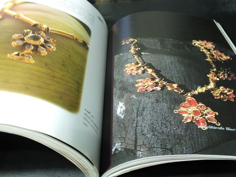 ศิลปหัตถกรรมของช่างทองเมืองเพชร ความเป็นมาเเละสภาพปัจจุบัน โดย ร.ศ.วัฒนะ จูฑะวิภาคต (Pre-Order สอบถาม)