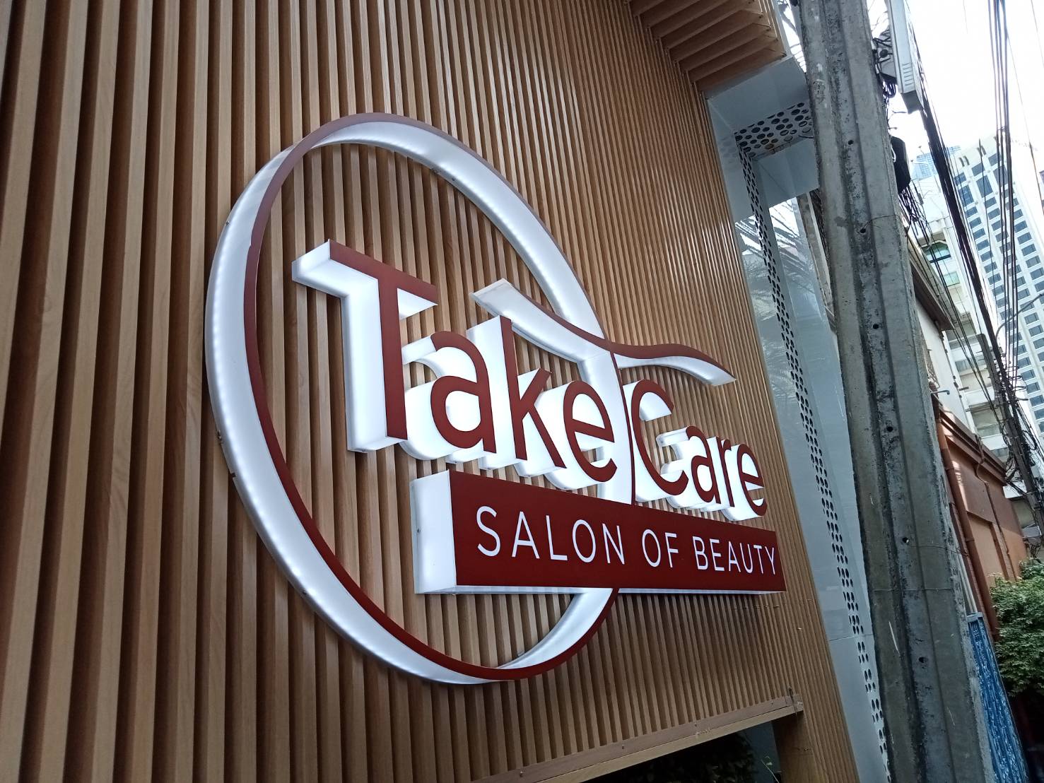 #ป้ายอะคริลิคไฟออกรอบตัวหน้าติดสติ๊กเกอร์รองหลังพาสวู๊ด