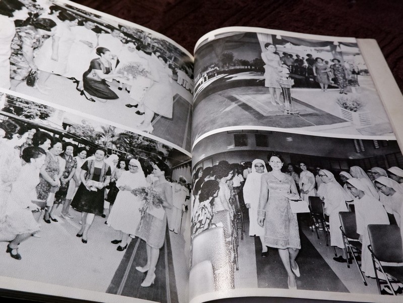 สมเด็จพระนางเจ้าสิริกิติ์ พระบรมราชินีนาถ (ประมวล พระบรมฉายาลักษณ์) โดย สมาคมศิษย์เซ็นต์ฟรังซิสเวียร์ในพระบรมราชินูปถัมภ์