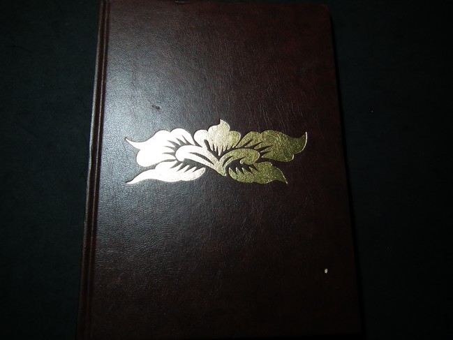 Thai Ceramics also Burmese and Khmer by J.C. SHAW ปกแข็ง ปี 1987