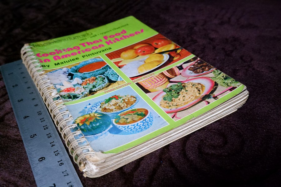 ตำราอาหารไทยในต่างเเดน ของ มลุลี (กุญชรฯ) ปิ่นสุวรรณ์ (cooking thai food in american kitchens)