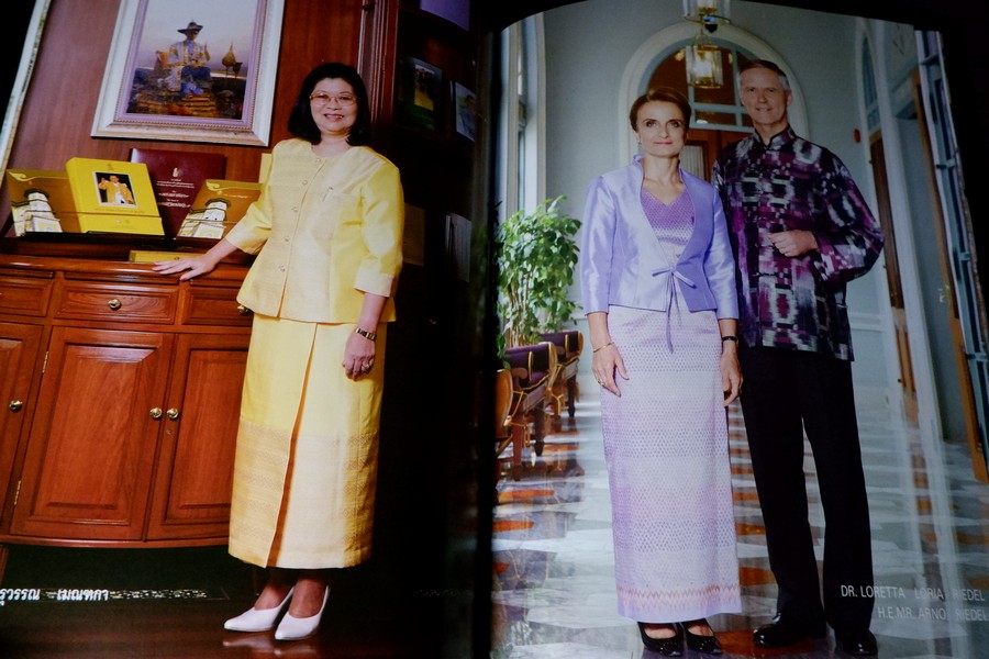 ถักร้อยดวงใจ มหกรรมผ้าไทย เทิดไท้พระบรมราชินีนาถ ปกแข็ง 2 เล่ม ปี 2550
