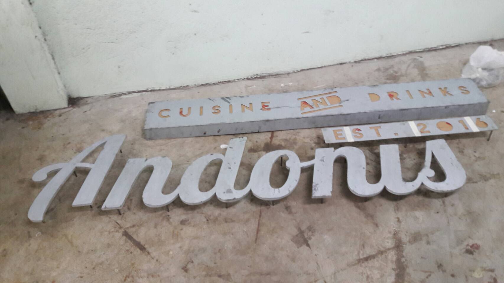 ป้ายร้านเหล้า อักษรโลหะทำสีสนิม ติดไฟออกหลัง