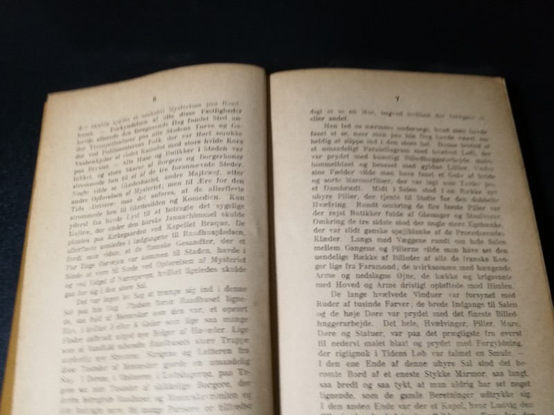 NORTRE DAME KIRKEN I PARIS ELLER ESMERALDA AF VICTOR HUGO ปกแข็งสันโค้ง หนา 448 หน้า
