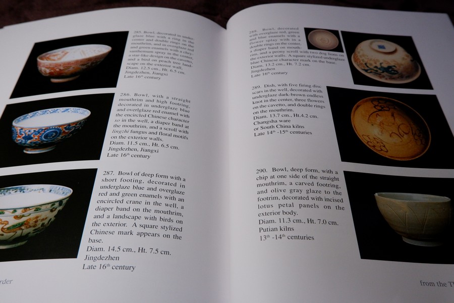 Ceramics from the Thai-Burma Border by Sumitr Pitiphat ปกเเข็ง190 หน้า ปี 1992