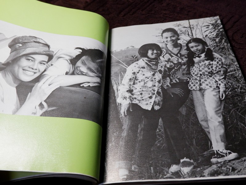 สมเด็จพระนางเจ้าสิริกิติ์ พระบรมราชินีนาถ (ประมวล พระบรมฉายาลักษณ์) โดย สมาคมศิษย์เซ็นต์ฟรังซิสเวียร์ในพระบรมราชินูปถัมภ์