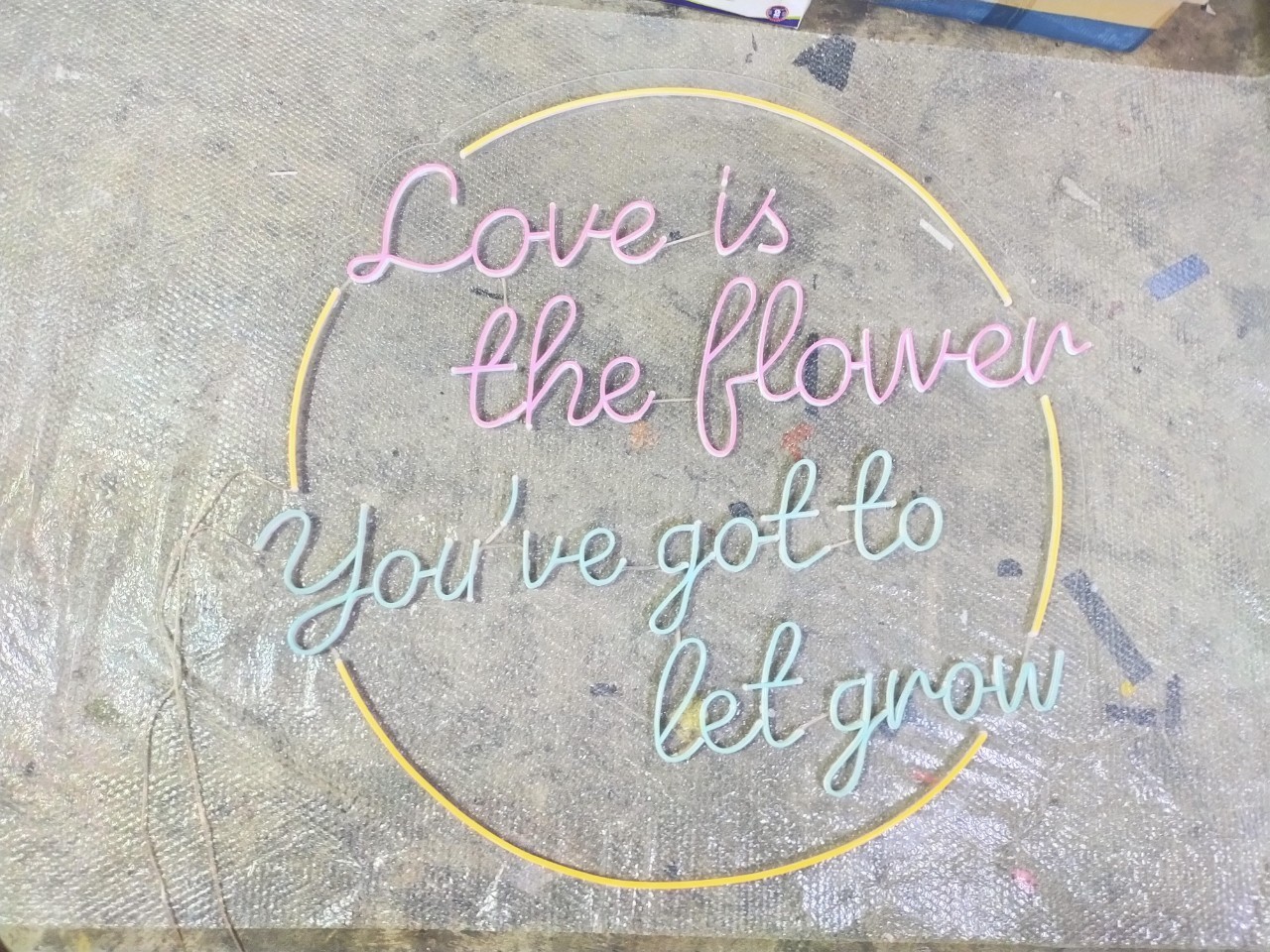 ป้ายไฟนีออน LED อะคริลิคใสรองหลัง