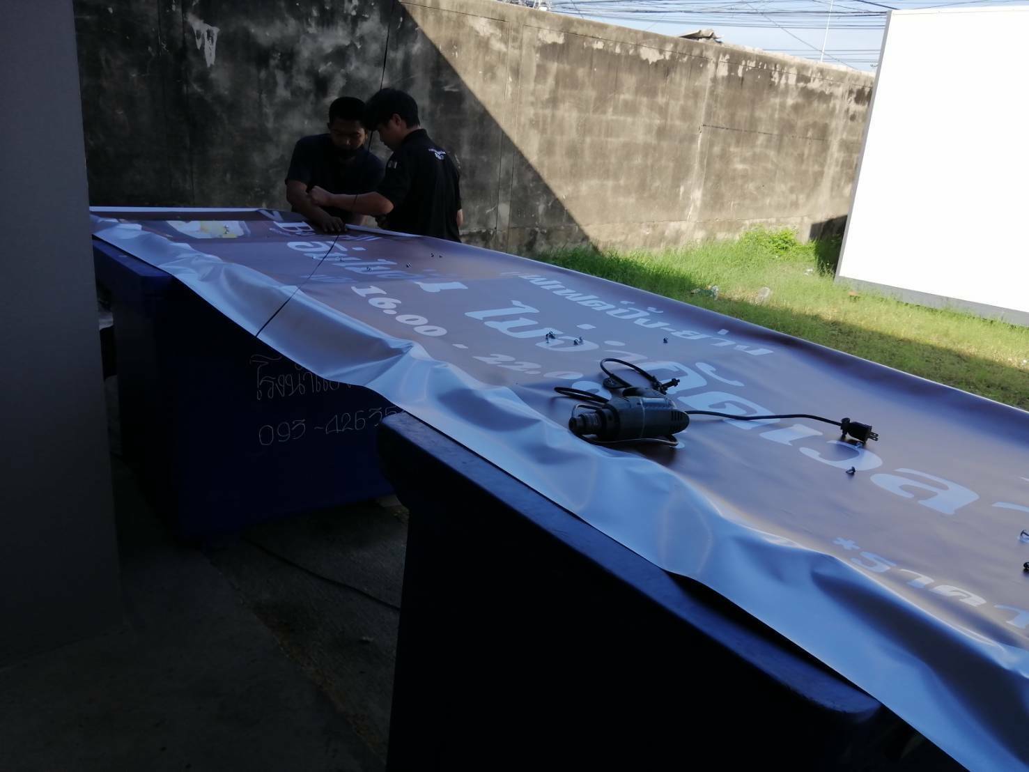 ป้ายไวนิล ขึงโครงเหล็ก ติดตั้งบนหลังคา บริการออกแบบ ป้าย ที่บางบอน