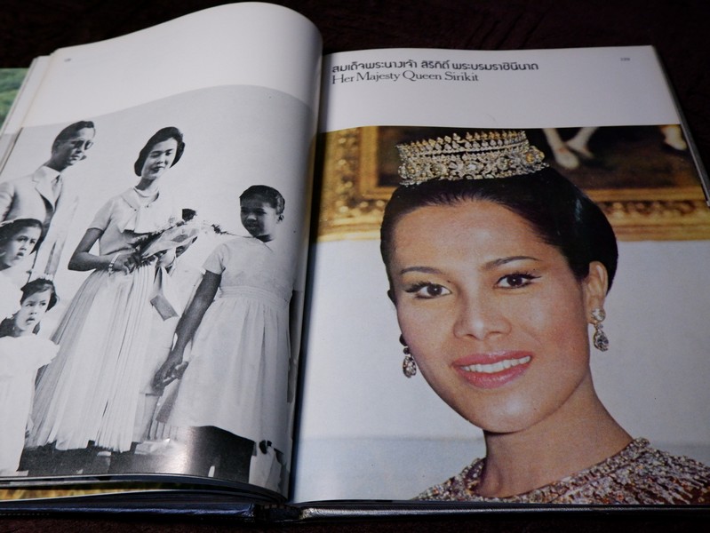 ลิลิตพระราชประวัติ เเละพระบรมฉายาลักษณ์ ของ สมเด็จพระนางเจ้าสิริกิติ์ พระบรมราชินีนาถ ปกเเข็ง