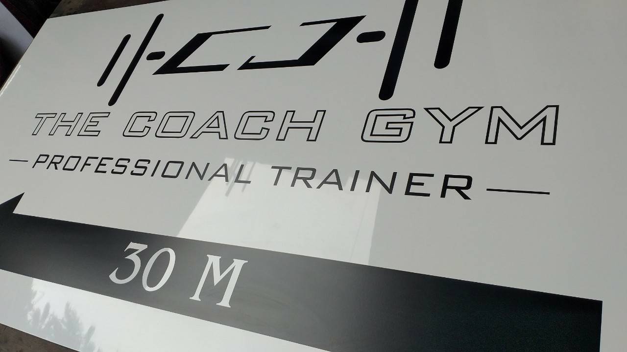 ป้ายอะคริลิคสีขาว ติดสติ๊กเกอร์ไดคัทสีดำ