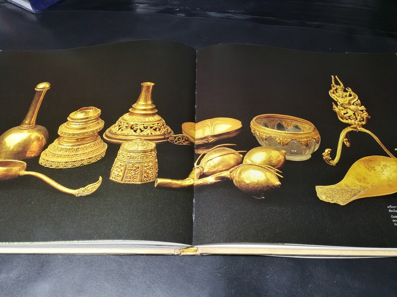 เครื่องทองกรุงศรีอยุธา อมตะศิลป์แผ่นดินสยาม โดย ธนาคารเพื่อการส่งออกเเละนำเข้าเเห่งประเทศไทย (สุเนตร ชุตินธรานนท์) ปกแข็ง ปี 2546