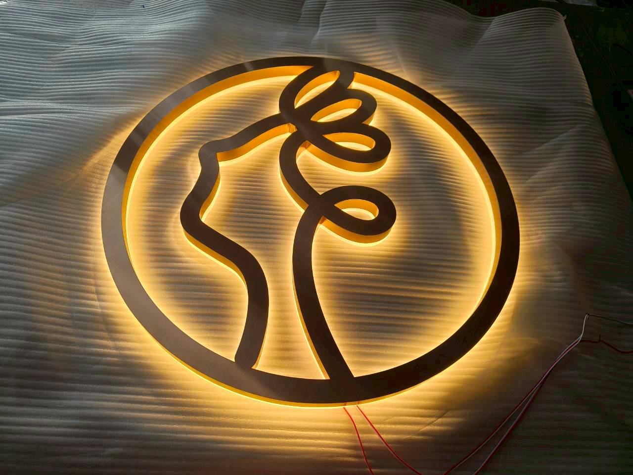 โลโก้สแตนเลสหน้าทอง ติดไฟออกหลัง