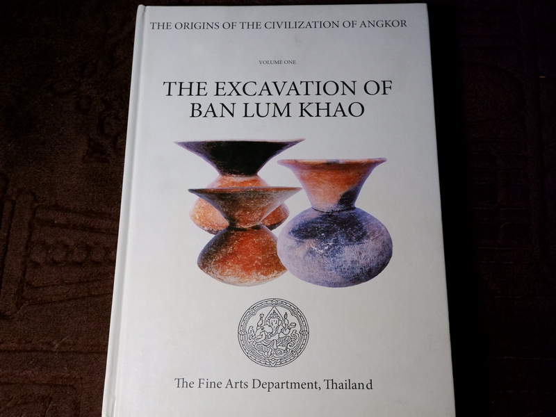 The Excavation of Ban Lum Khao (volume one) Charles Higham, Rachanie Thosarat Thai Fine Arts Department