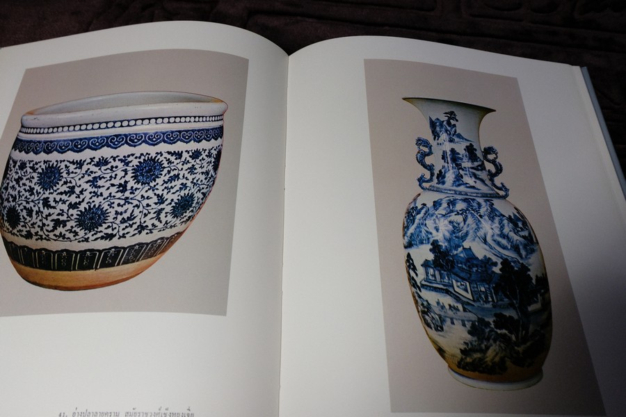 ลายครามเเละหยกล้ำค่าในประเทศไทย โดย จิตรา เตชะไพบูลย์ ปกเเข็ง 170 หน้า