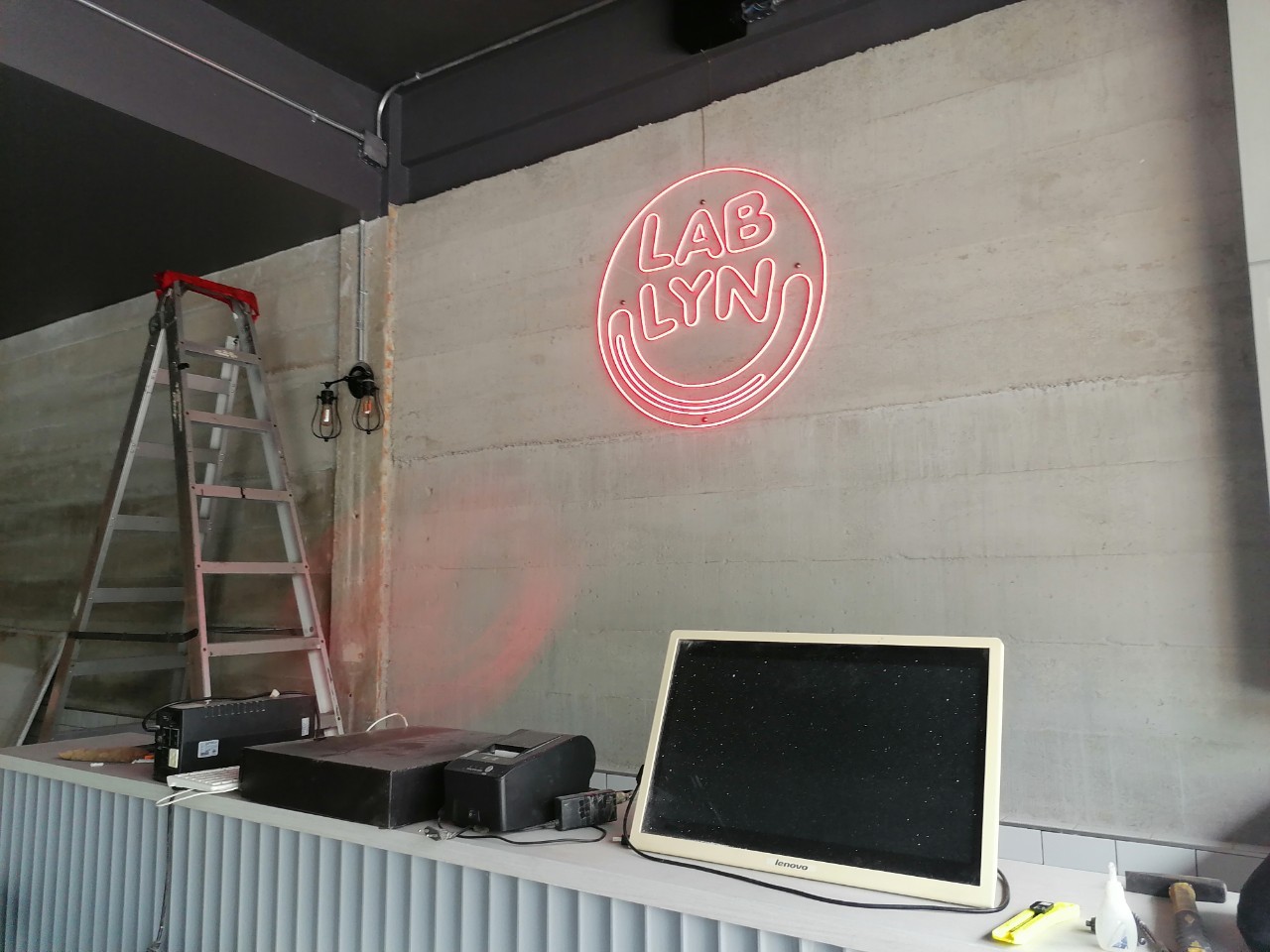 ไฟนีออน เฟค