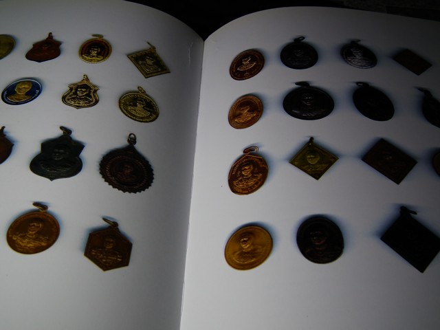 เทิดพระเกียรติ กรมหลวงชุมพรเขตอุดมศักดิ์ โดย กองทัพเรือ ปกแข็ง ปี 2544