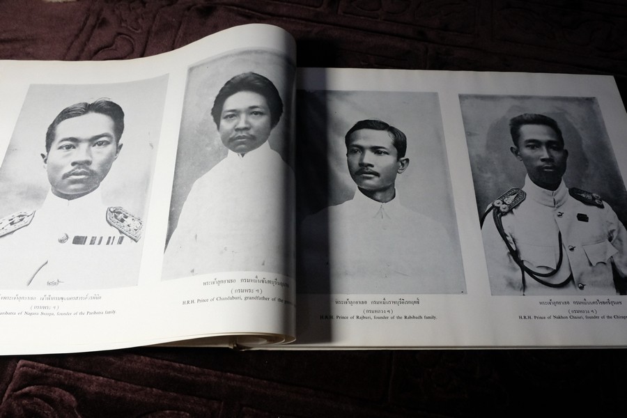 ประชุมสมุดภาพสำคัญในประวัติศาสตร์ เล่ม 2 โดย สำนักนายกรัฐมนตรี ปกเเข็ง ปี 2521(สอบถาม)